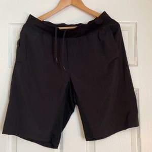 Men’s Black liner less lulu lemon shorts 9 inch
